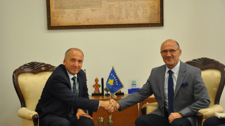 Ministri Gashi priti në takim kryetarin e komunës së Pejës