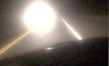 Përpara iu shfaq një dritë misterioze, shoferi insiston se nuk ishte nga ndonjë veturë (Video)