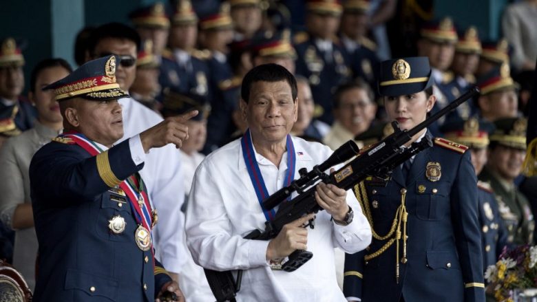 Presidenti i Filipineve vendos tri vijat e kuqe ndaj Kinës – jemi në prag lufte!