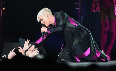 Pink ndërpret koncertin për ta përqafuar një fanse, të cilës i kishte vdekur nëna