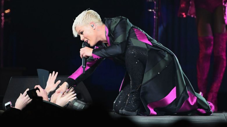 Pink ndërpret koncertin për ta përqafuar një fanse, të cilës i kishte vdekur nëna