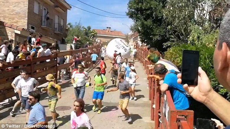 Pjesëmarrësit e festivalit spanjoll u ndoqën nga sfera gjigante, që zëvendëson demat e rrezikshëm (Video)