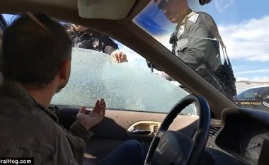 Policët ia thyen xhamin dhe e tërhoqën zvarrë, megjithëse e kishte vënë rripin e sigurisë (Video)