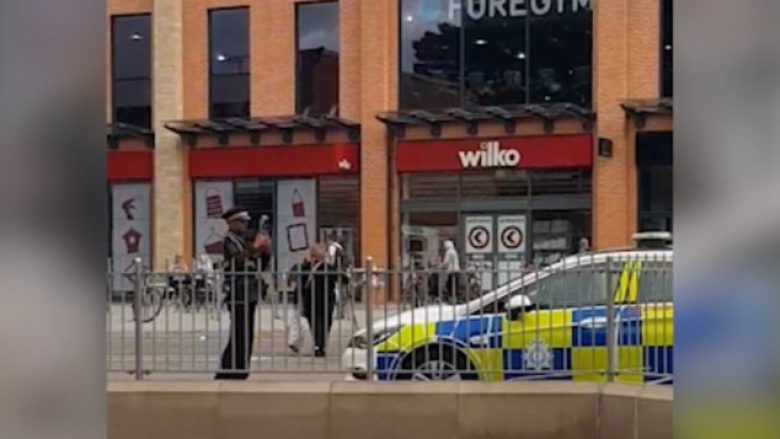 Polici i trafikut në Angli gjobiti kolegët që po kryenin një aksion, kishin parkuar në hapësirë të palejuar (Video)