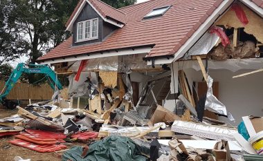 Pronari nuk e kryente pagesën, ndërtuesi ia rrënon me ekskavator shtëpitë e ndërtuara (Foto)