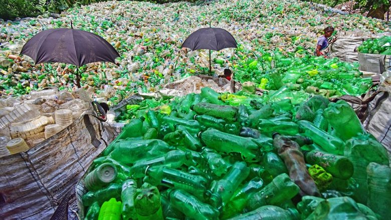 Punonjësit në ‘malin’ me shishe plastike, i ndajnë sipas ngjyrës para se t’i dërgojnë për riciklim (Foto)