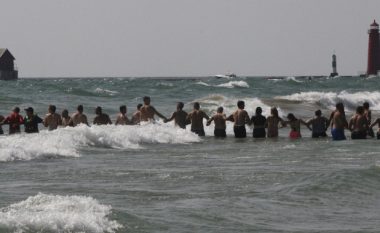 Pushuesit krijuan ‘zinxhir njerëzor’ për të shpëtuar notarët që po mbyteshin