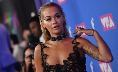 Rita Ora i lë pak vend imagjinatës, shfaqet me fustan transparent në ceremoninë e MTV Video Music Awards