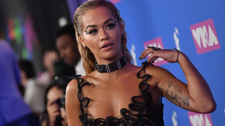 Rita Ora shfaqet tejet joshëse në bikini