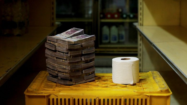 Në Venezuelën e goditur nga hiperinflacioni, grumbuj parashë për të blerë artikujt elementarë jetësor (Foto)