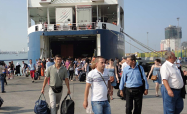 Kaos në portin e Durrësit, largohen 10 mijë shqiptarë drejt BE-së