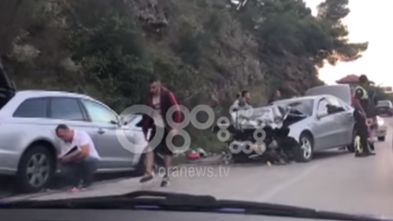 Aksident në Tepelenë, dy makina përplasen kokë më kokë – një i vdekur (Video)