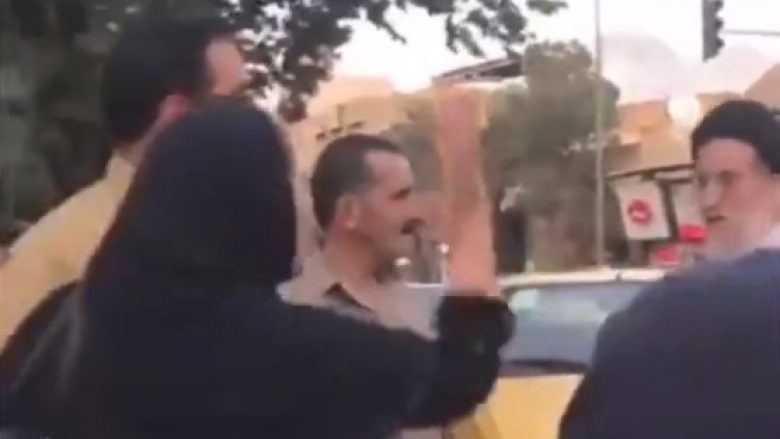 Gruaja myslimane heq mbulesën pasi kleriku i tha se “nuk e kishte vendosur si duhet”! (Video)