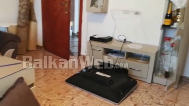 Mure të çarë e televizorë të rrëzuar – pamje që tregojnë pasojat e tërmetit në Shqipëri (Video)