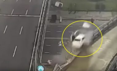 Momenti kur një veturë në Argjentinë “fluturon”, pasi përplaset për barrierat – derisa po ecte me shpejtësi 170 km/h (Video)