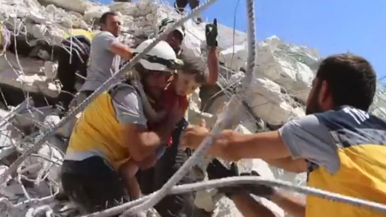 Pamje shokuese: Momenti kur fëmijët e tmerruar nxirren nga rrënojat e një ndërtese të shkatërruar në Siri (Video)