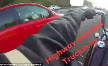 Shoferja lexonte libër derisa voziste pakujdesshëm nëpër autostradë (Video)