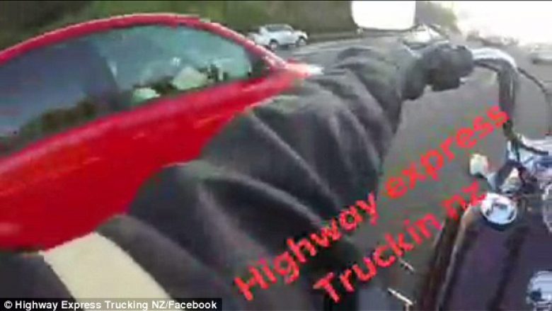 Shoferja lexonte libër derisa voziste pakujdesshëm nëpër autostradë (Video)