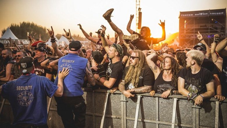 Të moshuarit ikën nga azili për të shkuar në një festival të muzikës ‘heavy metal’ (Foto)