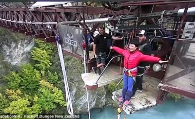 Turistja kineze nuk e kuptonte kur i thoshin ‘kërce’, qëndroi në cep për mbi dy minuta (Video)
