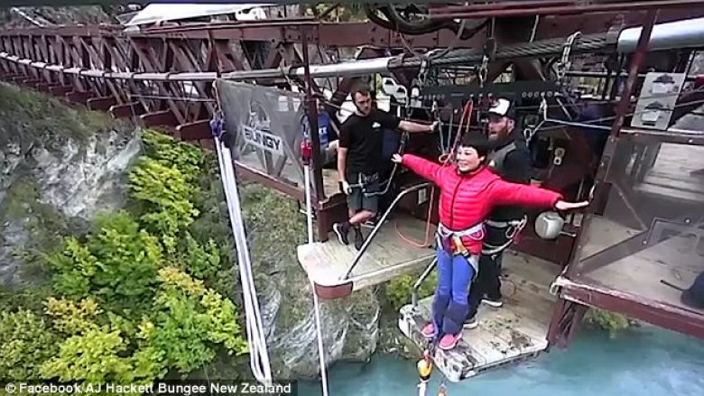 Turistja kineze nuk e kuptonte kur i thoshin ‘kërce’, qëndroi në cep për mbi dy minuta (Video)