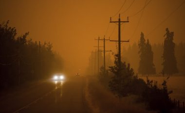 Tymi nga zjarret masive që mbuloi pjesën perëndimore të Shteteve të Bashkuara, bëri që orët e paradites të duket sikur natë (Foto)