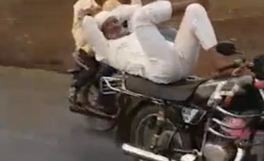 Vallëzon dhe ulet në njërën anë të motoçikletës, para se të shtrihet me shpinë në ulëse (Video)