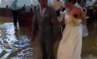 Vërshimet nuk e ndaluan dasmën, çifti vuri kurorë derisa të ftuarit ishin me këmbë në ujë (Video)
