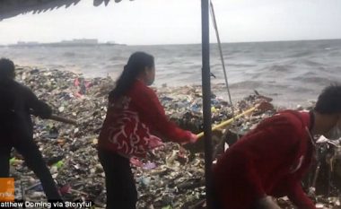 Vullnetarët në ‘luftë’ me valët, për të pastruar bregdetin e Manilës (Video)