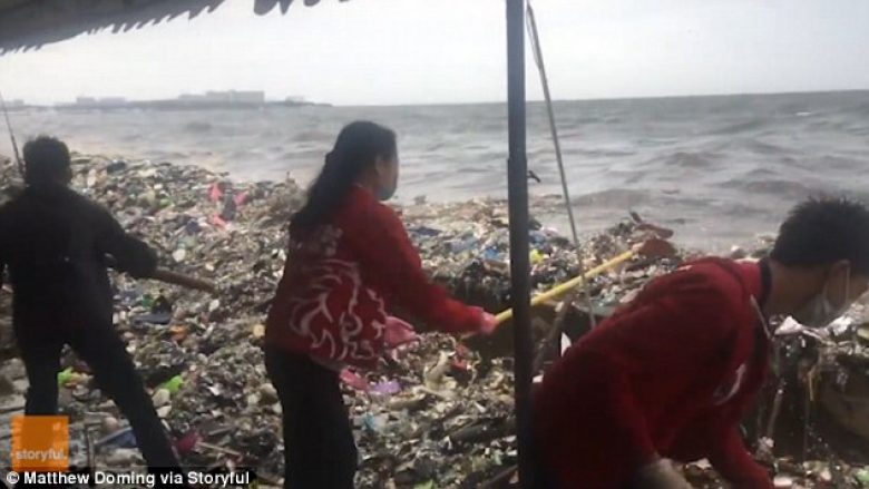 Vullnetarët në ‘luftë’ me valët, për të pastruar bregdetin e Manilës (Video)