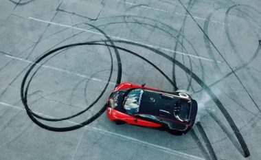 Xhirot e shpejta të Bugatti Veyron të modifikuar, iu gërryhen rrotat në tërësi (Video)
