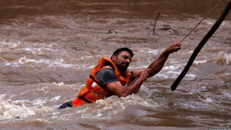 Më shumë se 300 viktima si pasojë e përmbytjeve në Indi