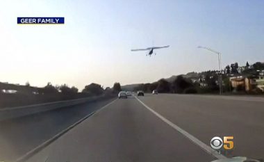 Aeroplani aterron në një autostradë në Kaliforni, gjithçka filmohet nga kalimtarët e rastit (Foto/Video)
