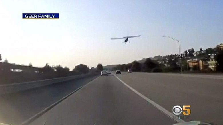 Aeroplani aterron në një autostradë në Kaliforni, gjithçka filmohet nga kalimtarët e rastit (Foto/Video)
