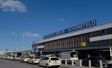 Policia gjermane evakuon aeroportin e Berlinit, menduan se brenda valixhes së pasagjerit kishte bombë – në fund u konstatua se ishte lodër seksi