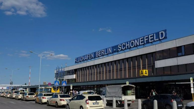 Policia gjermane evakuon aeroportin e Berlinit, menduan se brenda valixhes së pasagjerit kishte bombë – në fund u konstatua se ishte lodër seksi