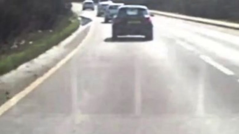 Vozit në kahje të kundërt me shpejtësi të madhe, përplaset me një veturë që kishte kamerë dhe filmoi gjithçka në Yorkshire (Video, +18)