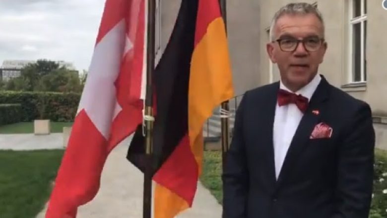 Flamujt i rrëzon era, ambasadori zviceran në Gjermani qesh (Video)
