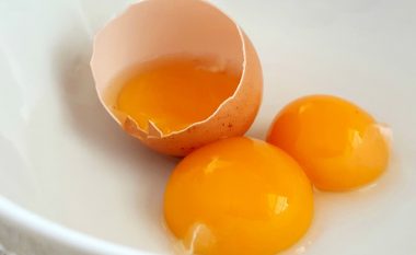 A e dini çfarë do të thotë ajo “njolla” e bardhë në vezë?
