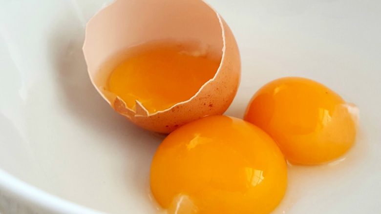 A e dini çfarë do të thotë ajo “njolla” e bardhë në vezë?