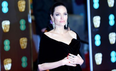 Angelina Joliet nuk po i ecën mirë divorci me Brad Pittin, braktiset edhe nga avokatja e saj