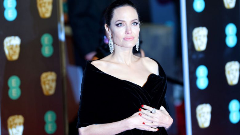 Angelina Joliet nuk po i ecën mirë divorci me Brad Pittin, braktiset edhe nga avokatja e saj