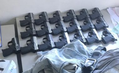 Policia konfiskon 10 pistoleta në veturën e një presoni në Ferizaj