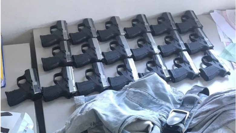 Suedezi i arrestuar me 19 pistoleta: Armët i bleva në Prishtinë