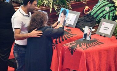 Trupat e Marjusit dhe Admirit me flamur shqiptar në ceremoninë në Gjenova