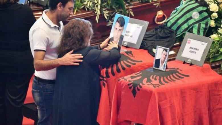 Trupat e Marjusit dhe Admirit me flamur shqiptar në ceremoninë në Gjenova
