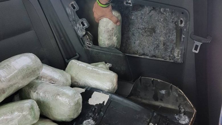 I gjetën 18 kg drogë në veturë, arrestohet i riu shqiptar (Foto)