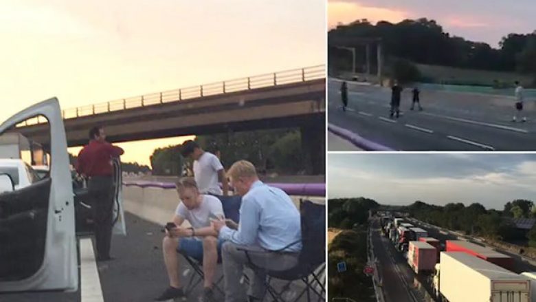 Të lodhur nga pritjet si pasojë e një aksidenti në një autostradë në Angli, shoferët e kalojnë kohën duke luajtur futboll e hokej (Foto/Video)