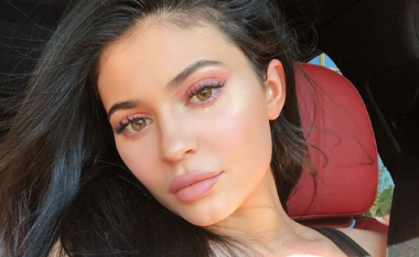 Kylie Jenner feston ditëlindjen e 21-të, duket më atraktive se kurrë