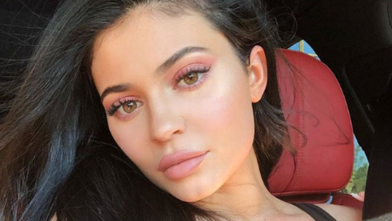 Kylie Jenner feston ditëlindjen e 21-të, duket më atraktive se kurrë